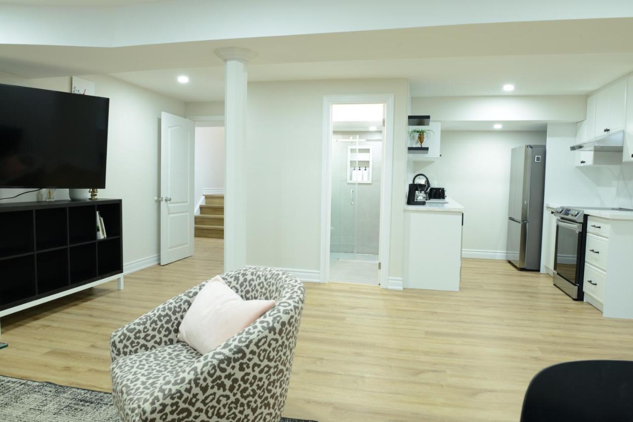 Spacious 2-Bed-Room Near Yonge & Major Mackenzie Richmond Hill Exterior photo