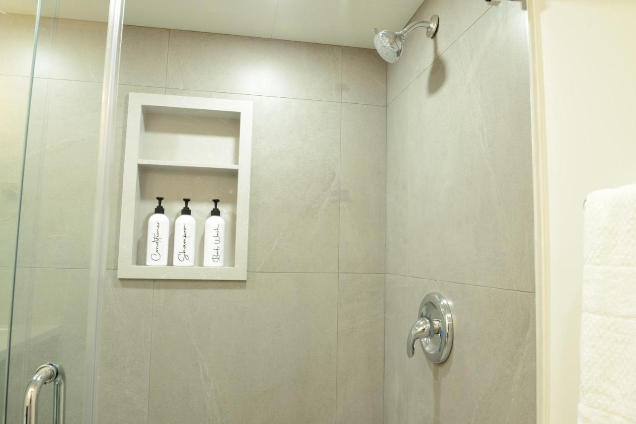 Spacious 2-Bed-Room Near Yonge & Major Mackenzie Richmond Hill Exterior photo